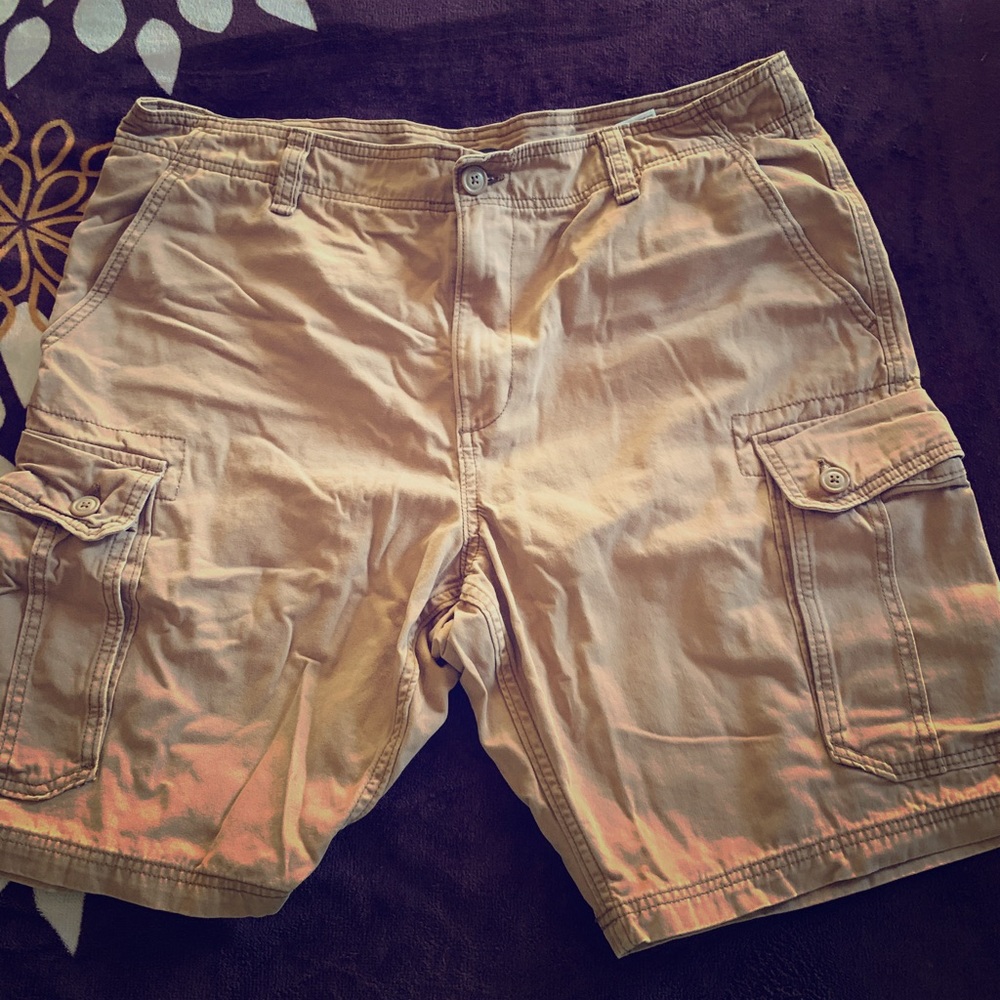 Old Navy Tan men’s cargo shorts size 36